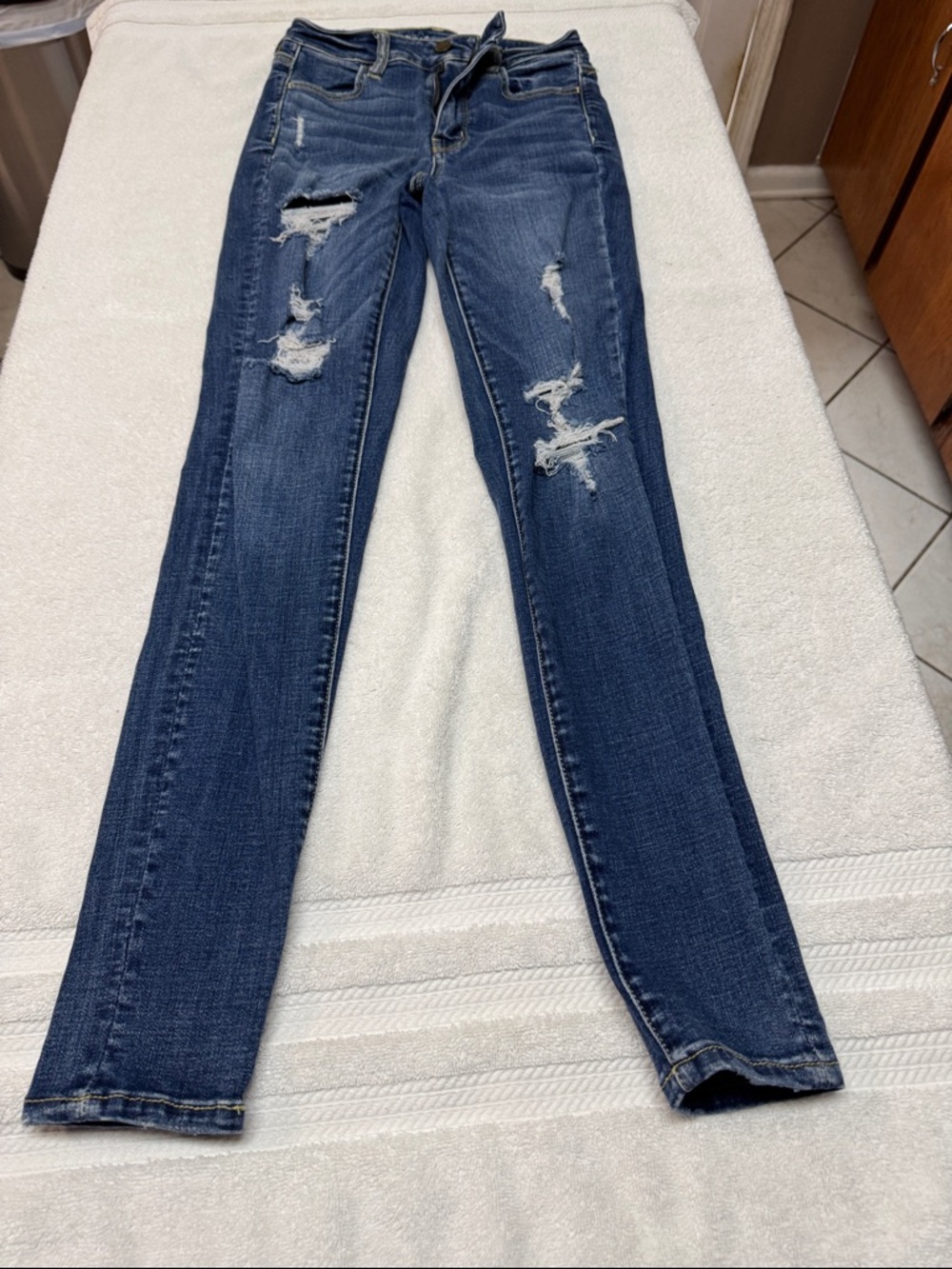 Women’s Distressed Skinny Jeans - Dark Blue H8